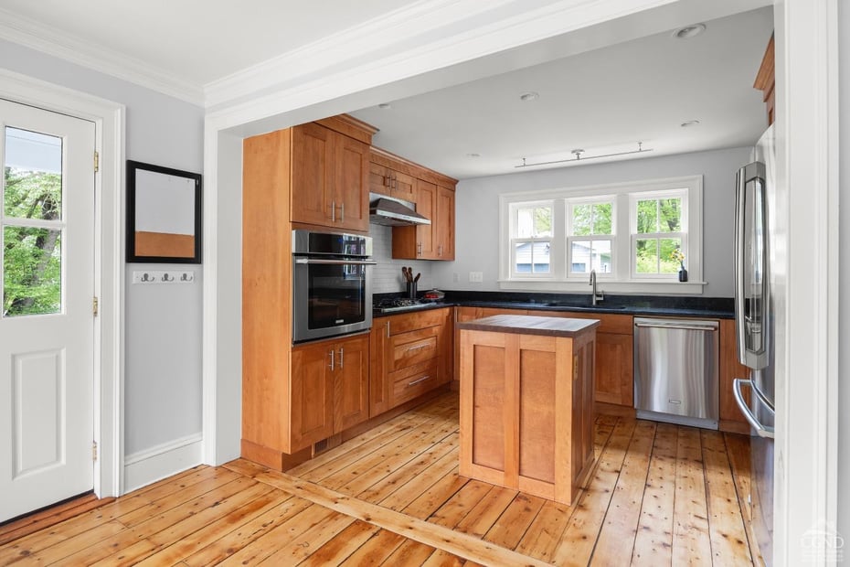 32 Albany Ave Photo 6