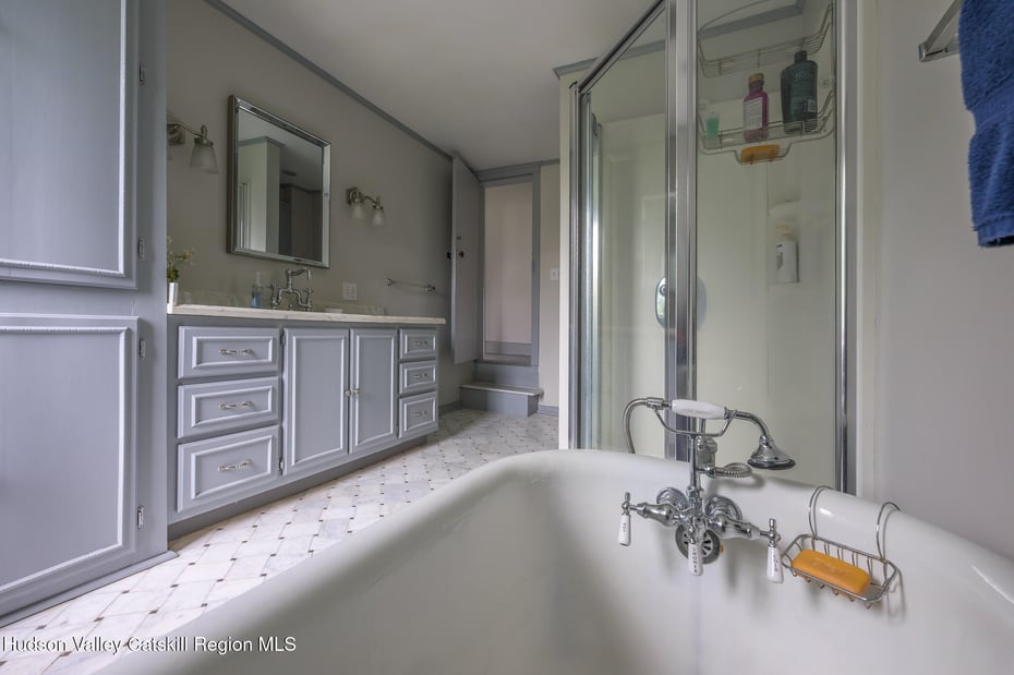 24 Albany Avenue Photo 19