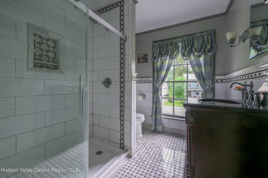 24 Albany Avenue Photo 22