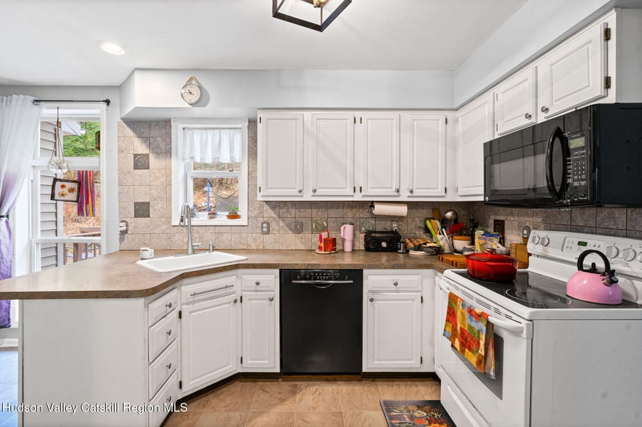 186 W Hand Hill Road Photo 9