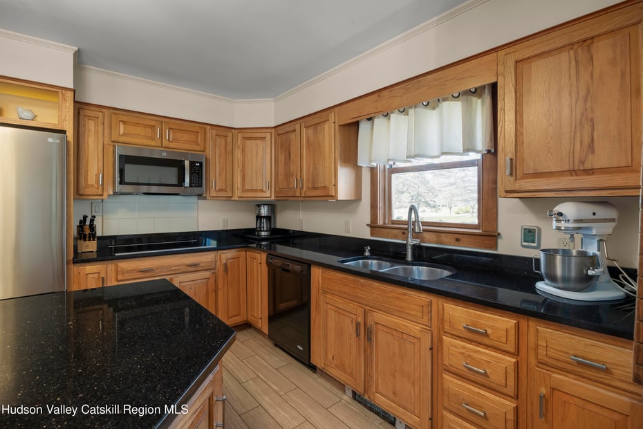 11 Presidential Drive Photo 7