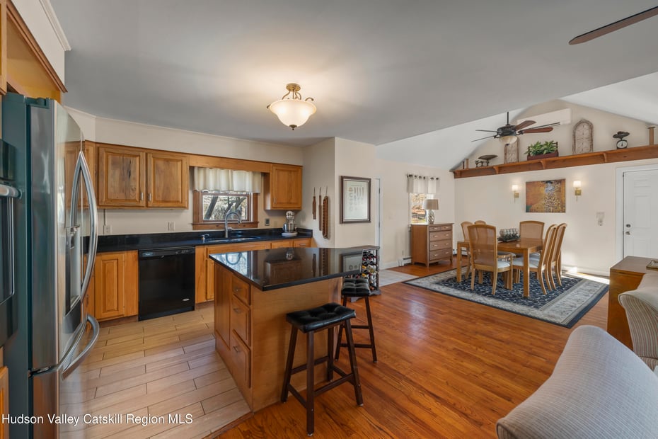 11 Presidential Drive Photo 6