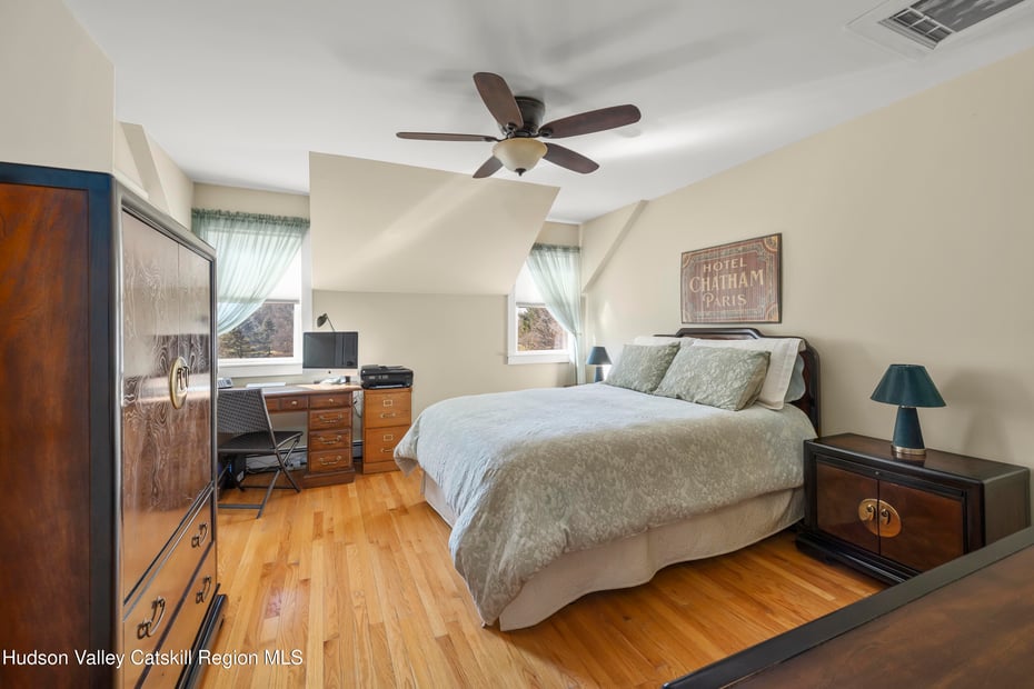 11 Presidential Drive Photo 17