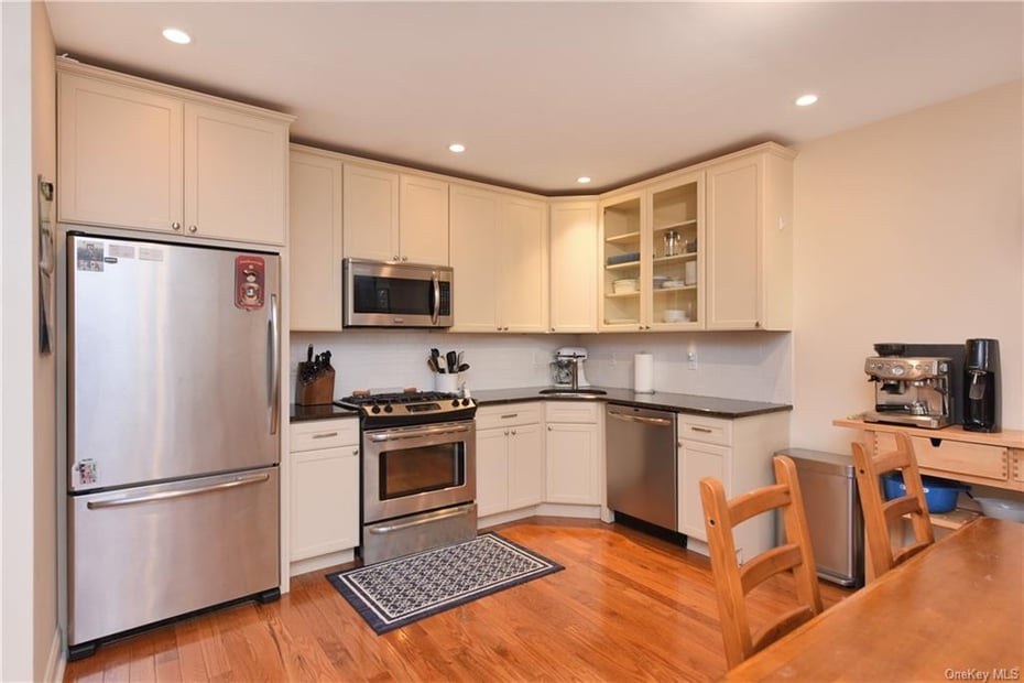 31 Pondfield Road W  #10 Photo 1