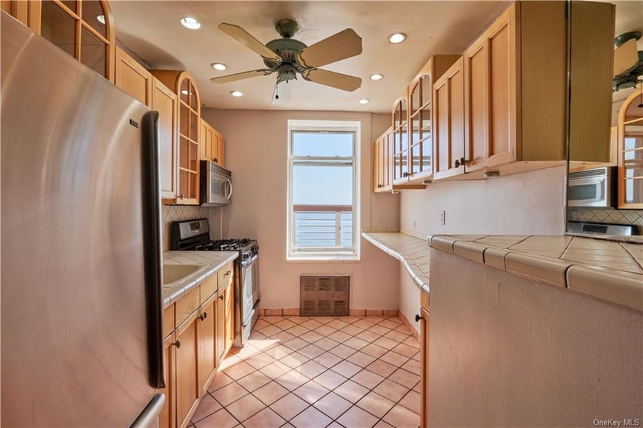 3255 Randall Avenue  #5H Photo 8