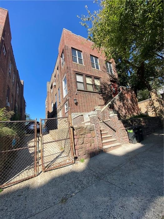 1927 Hennessy Place Photo 1
