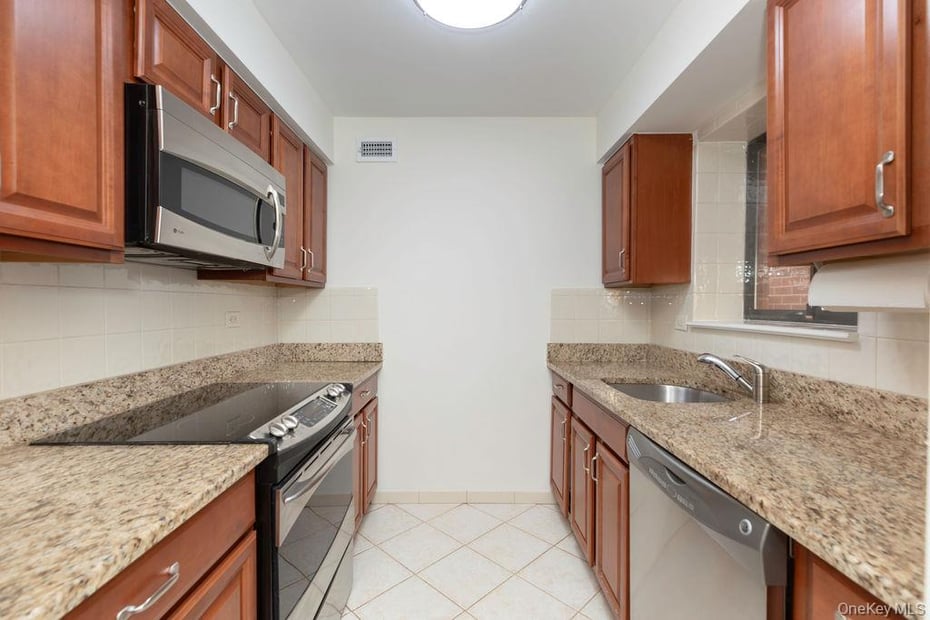 37 Bronxville Glen Drive  #Bldg 5, Unit 1 Photo 13