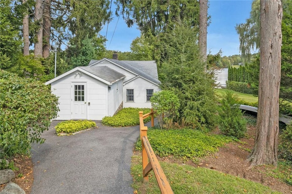 16 Gilbert Street Photo 1