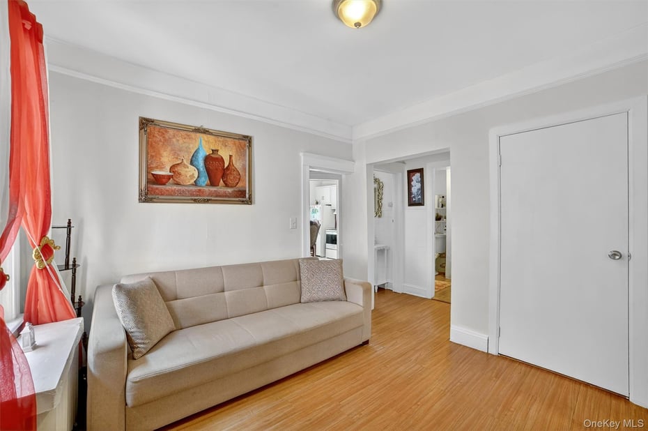 140 Beekman Avenue Photo 6