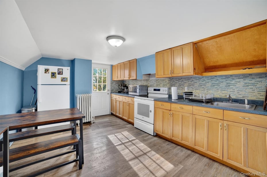 140 Beekman Avenue Photo 20