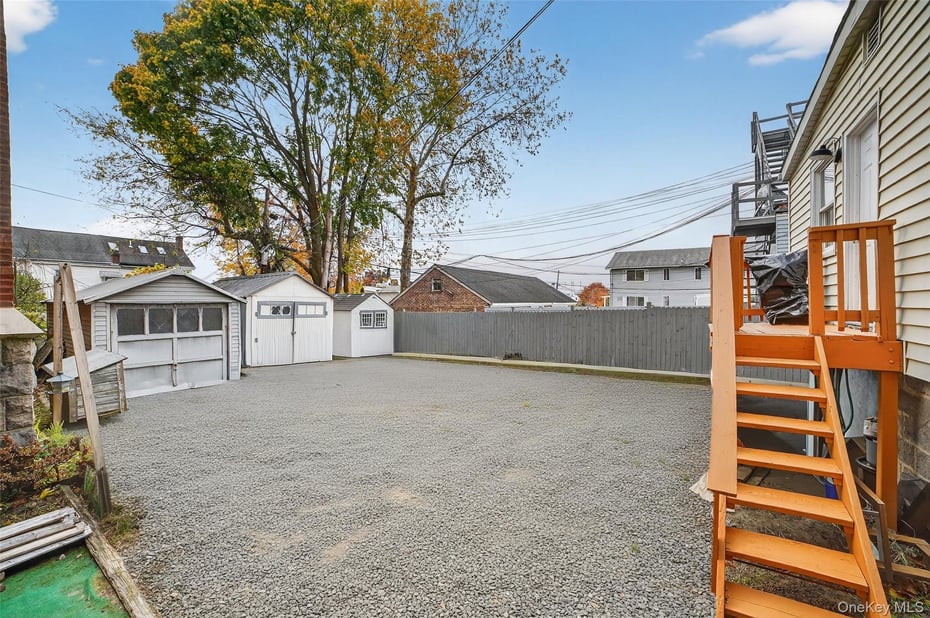 140 Beekman Avenue Photo 33