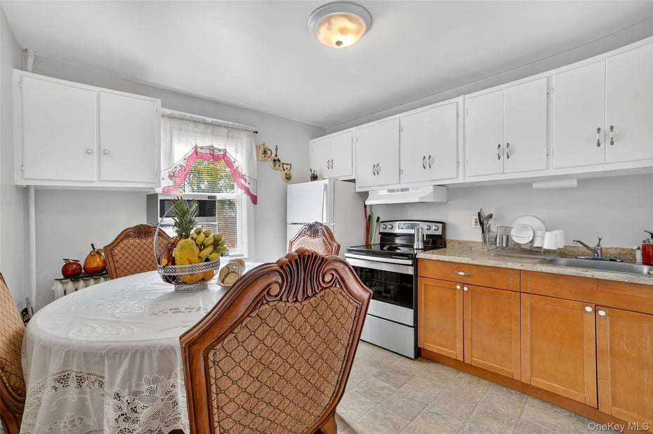 140 Beekman Avenue Photo 7