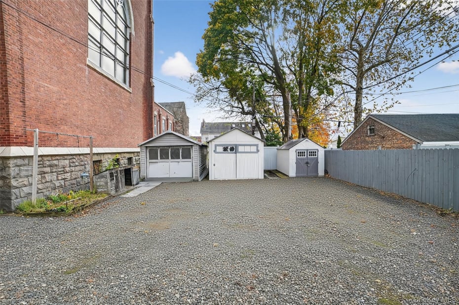 140 Beekman Avenue Photo 35