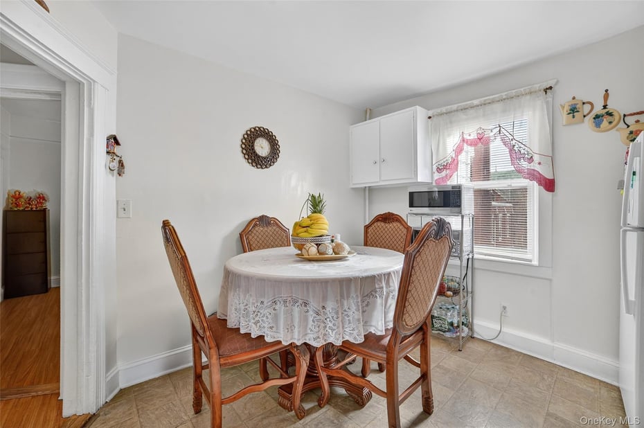 140 Beekman Avenue Photo 8