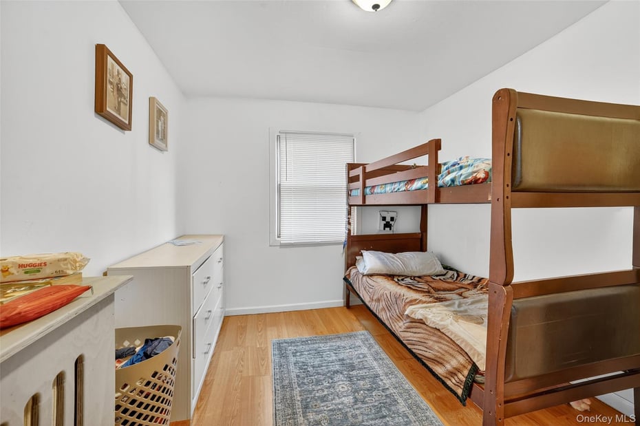 140 Beekman Avenue Photo 16