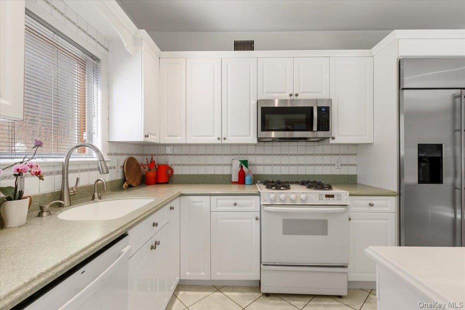 174 Lawrence Avenue Photo 12