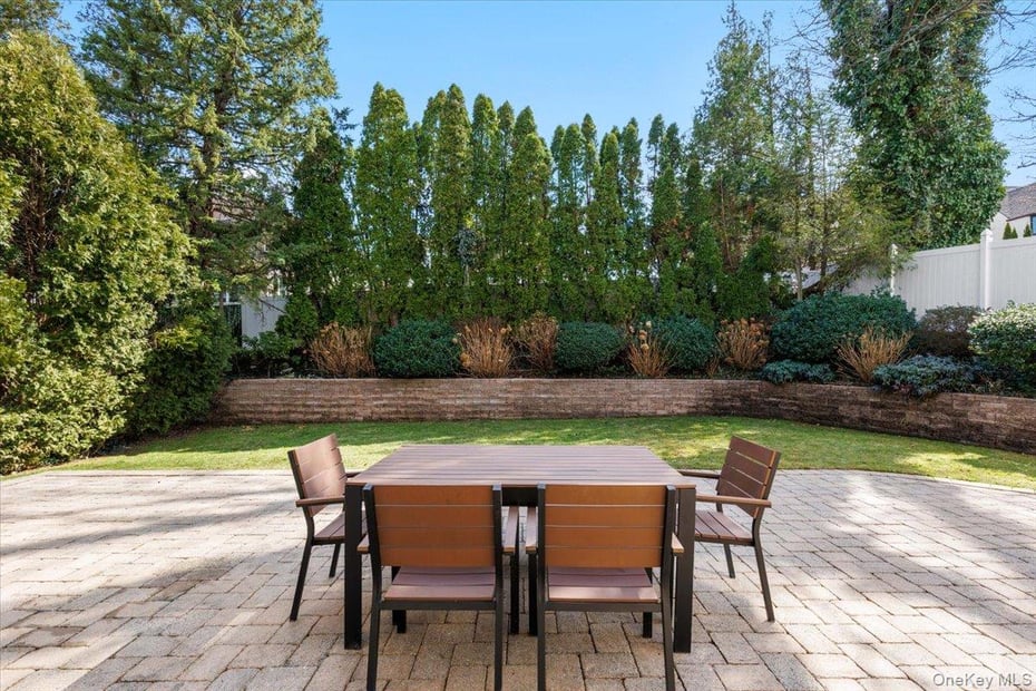 174 Lawrence Avenue Photo 14