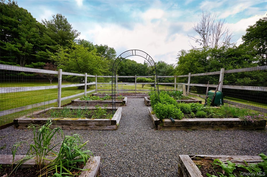 33 Ford Road Photo 36