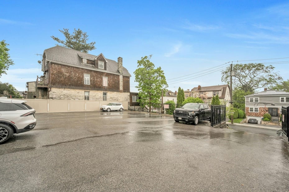 433 White Plains Road Photo 10