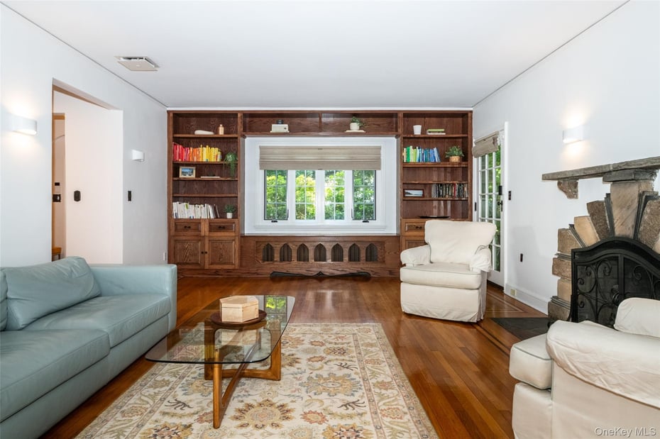 550 Forest Avenue Photo 3