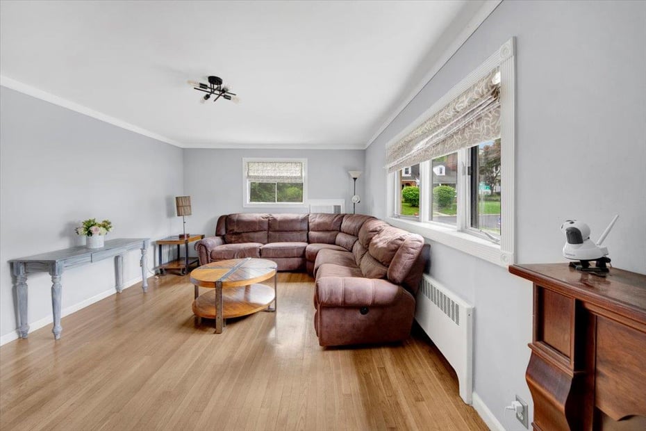 7 Oak Street Photo 6