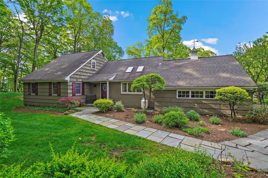 35 Leslie Lane Photo 1