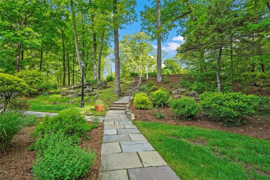 35 Leslie Lane Photo 31