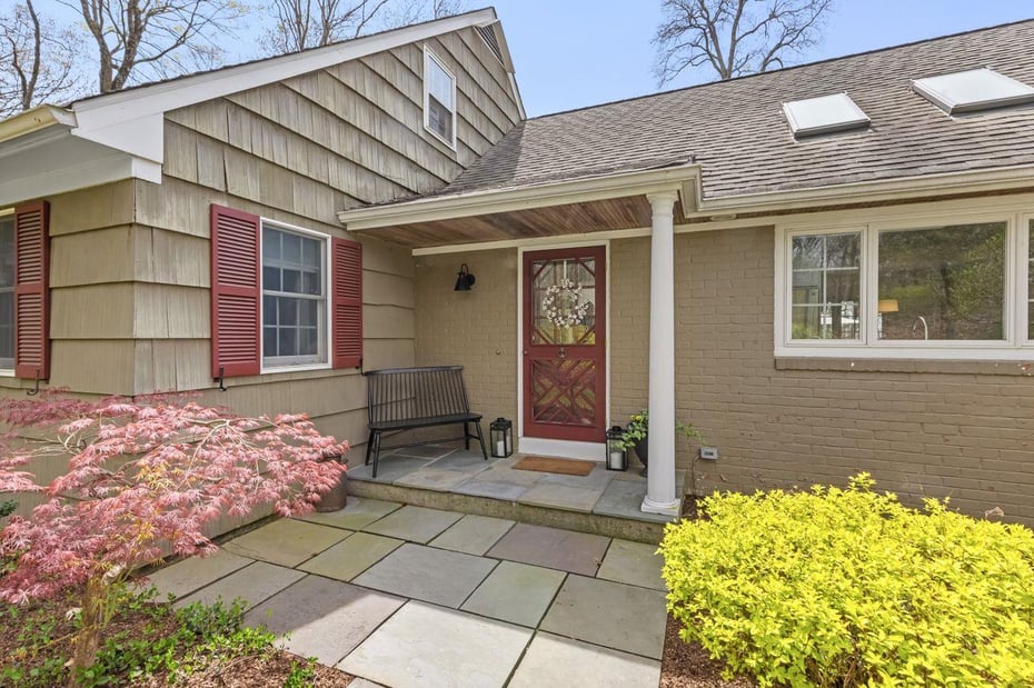 35 Leslie Lane Photo 2
