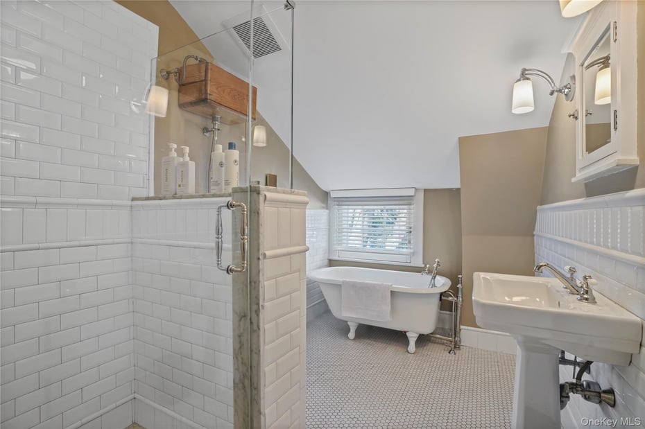 534 Pelham Manor Road Photo 32