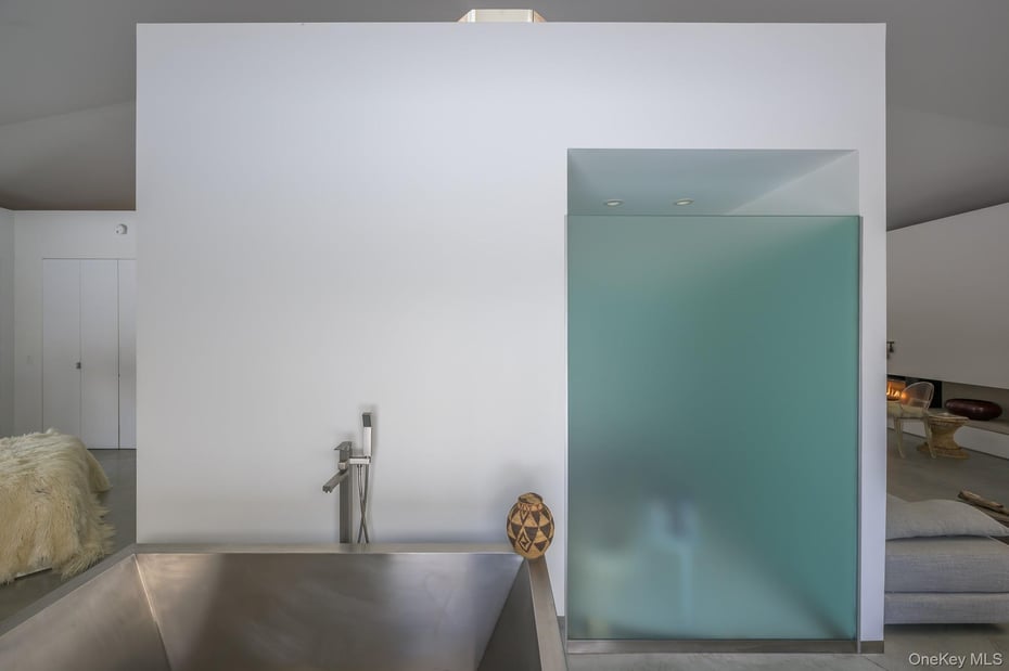 401 Collins Street Photo 14