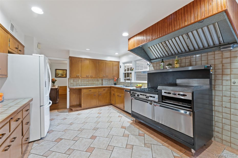 285 Old Colony Road Photo 8