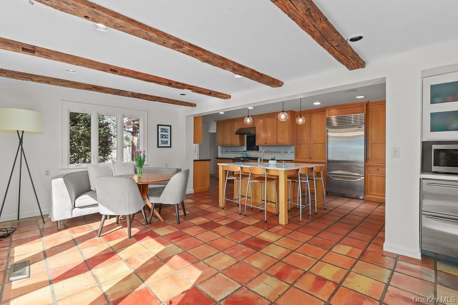 37 Hyatt Road Photo 12