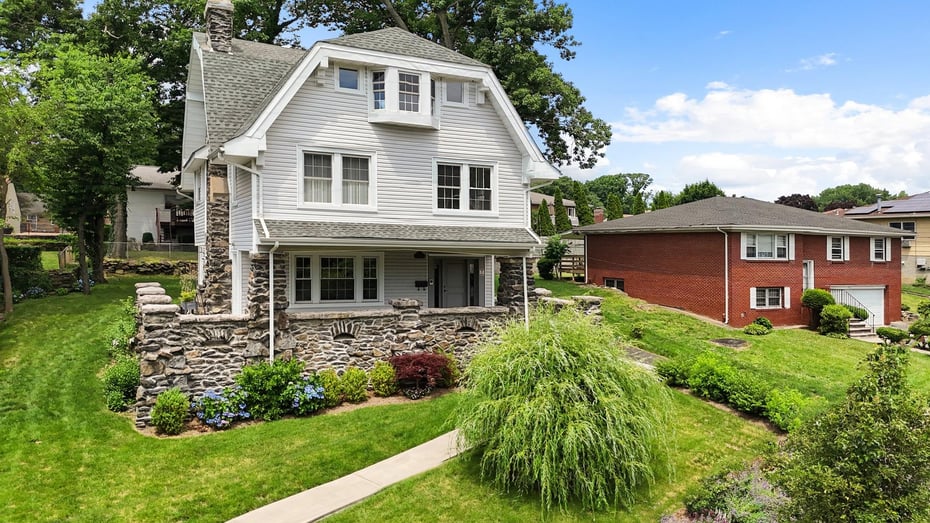 209 Van Cortlandt Park Avenue Photo 3