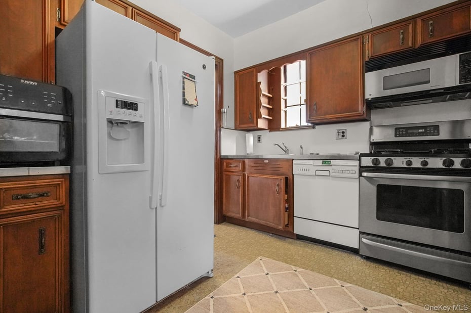 19 Surrey Lane Photo 14