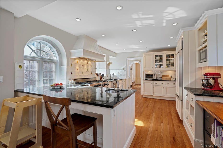 650 Ely Avenue Photo 9