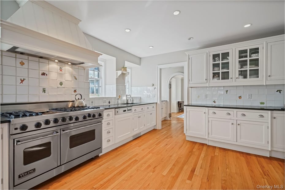 650 Ely Avenue Photo 8