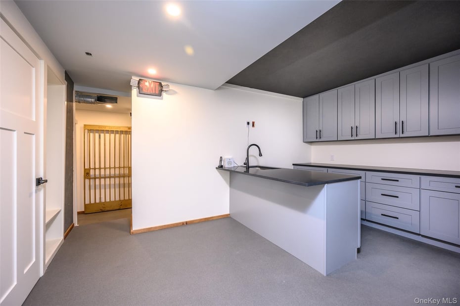 100 Main Street Photo 18