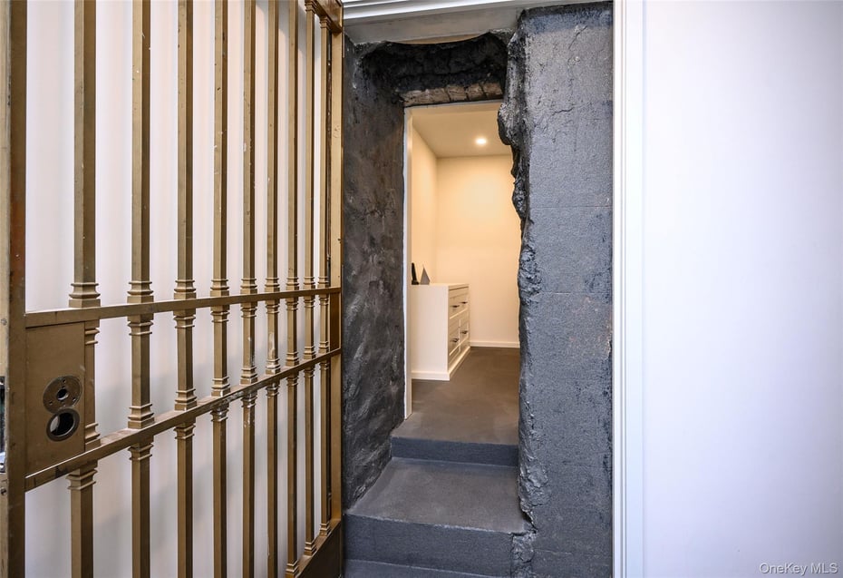 100 Main Street Photo 15