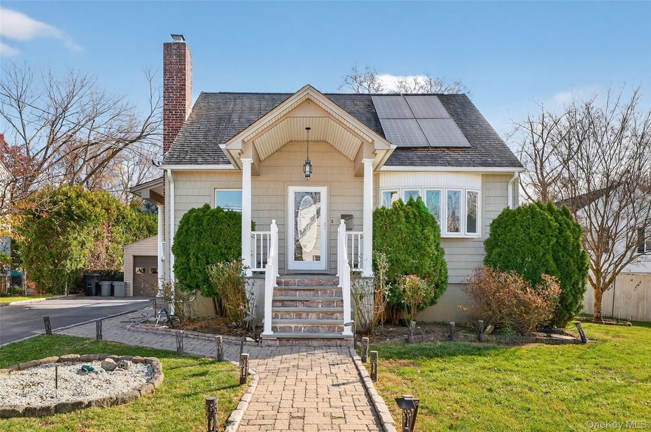 8 Robbins Avenue Photo 5