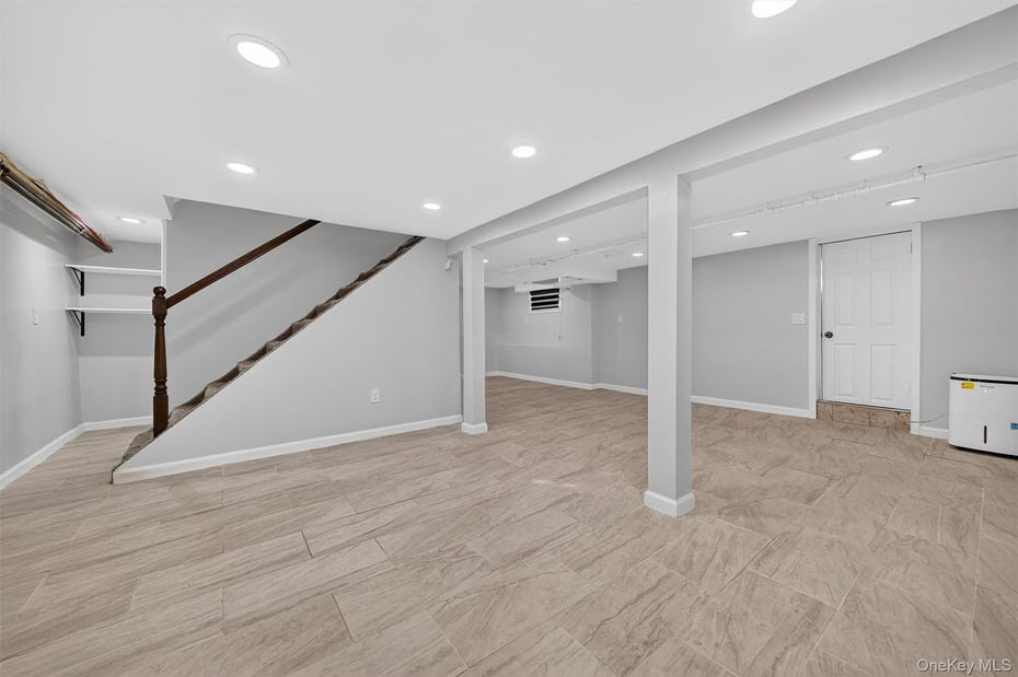 8 Robbins Avenue Photo 31