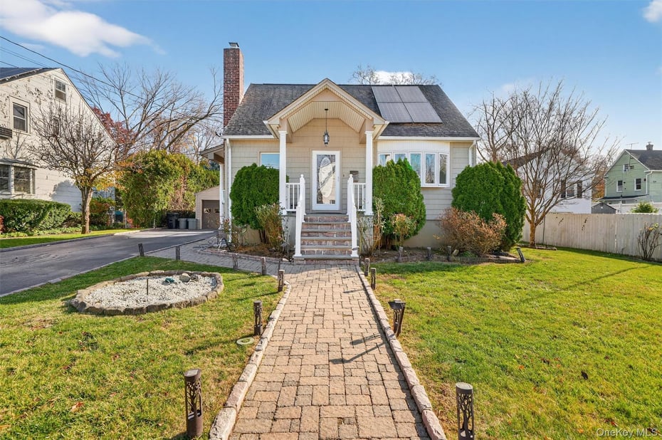 8 Robbins Avenue Photo 1