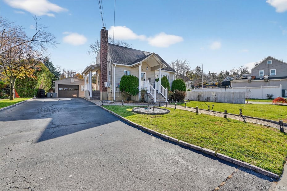 8 Robbins Avenue Photo 3