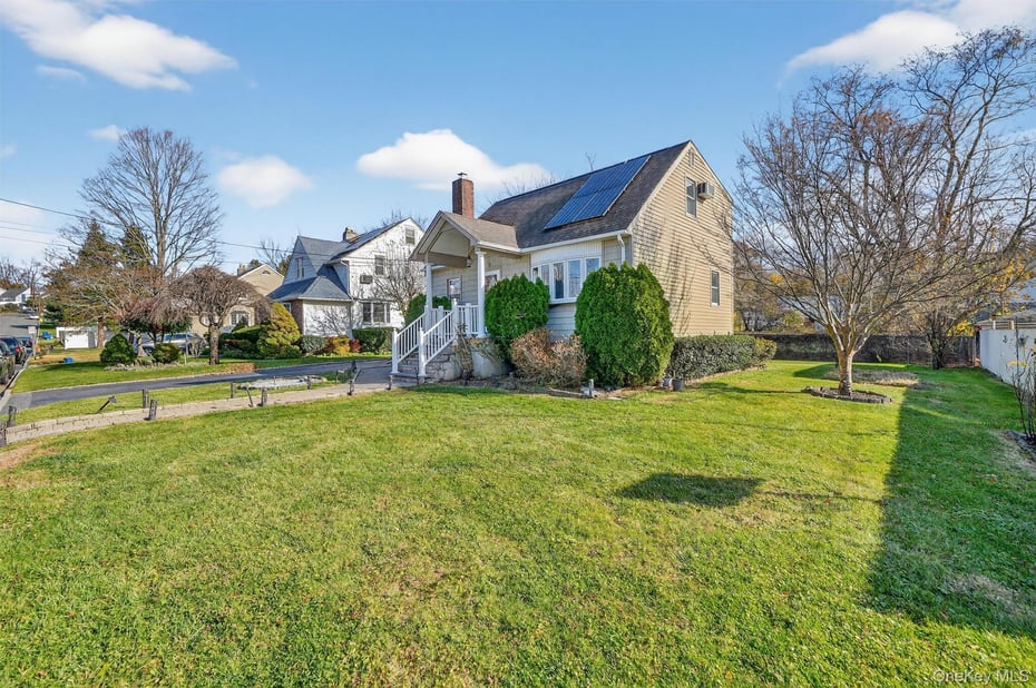 8 Robbins Avenue Photo 2