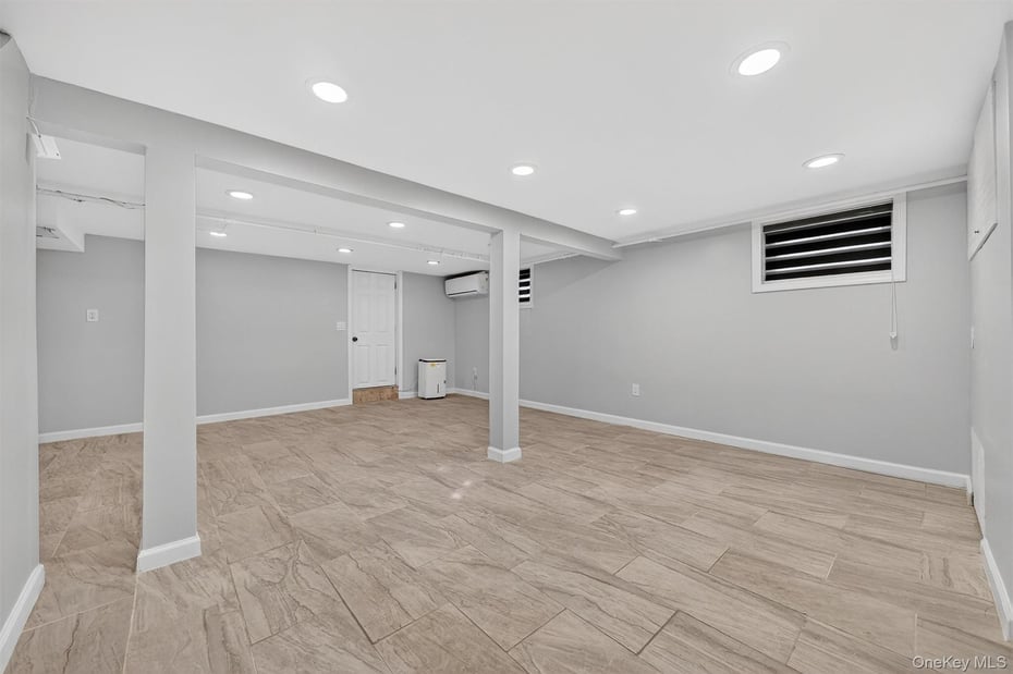 8 Robbins Avenue Photo 30