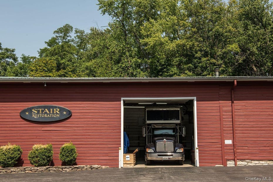 33 Maple Avenue Photo 3