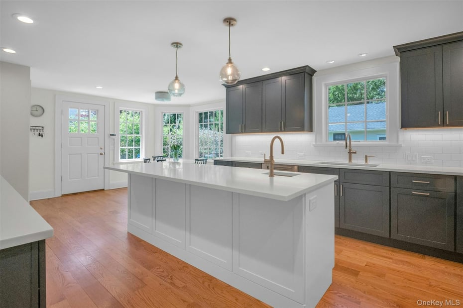 305 S Barry Avenue Photo 9
