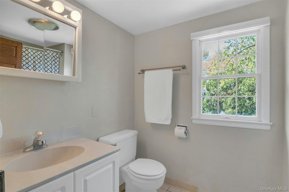 305 S Barry Avenue Photo 26