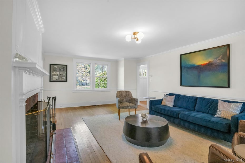 305 S Barry Avenue Photo 4