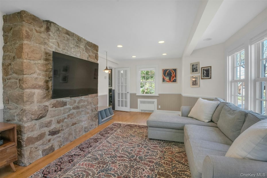 305 S Barry Avenue Photo 5