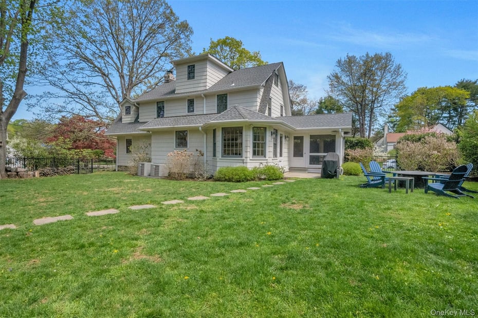 305 S Barry Avenue Photo 27